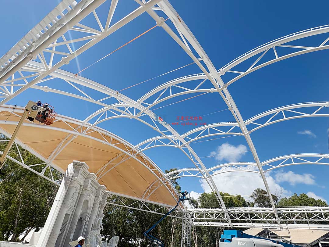 跨越山海的建筑新章！澳大利亞噴泉廣場(chǎng)天幕張拉正酣，雙膜科技賦能莊園建筑