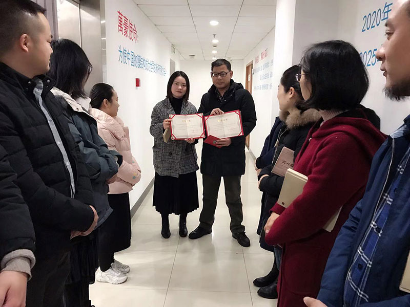 萬豪膜結(jié)構(gòu)晨會(huì)：給優(yōu)秀的項(xiàng)目經(jīng)理頒獎(jiǎng)