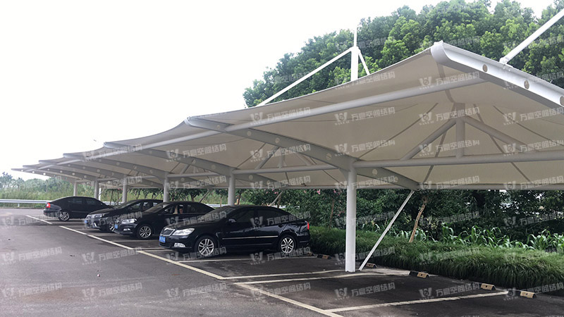 張拉膜車棚造價(jià)和哪些因素有關(guān)？降低張拉膜車棚造價(jià)的方法有哪些？