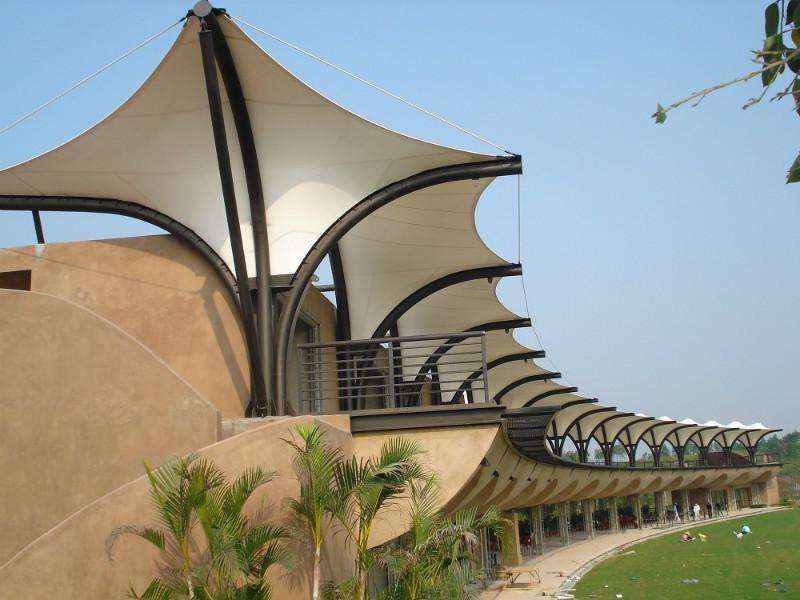 什么是張拉膜結(jié)構(gòu)？張拉膜結(jié)構(gòu)的應(yīng)用領(lǐng)域及使用材料是怎樣的？