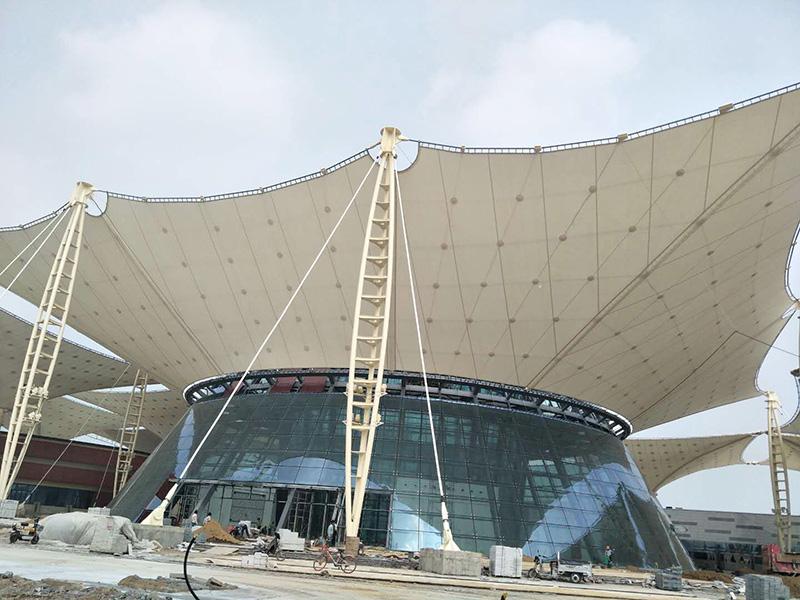 PTFE膜結(jié)構(gòu)屋面有哪些特點(diǎn)？為什么PTFE膜結(jié)構(gòu)屋面如此受歡迎？