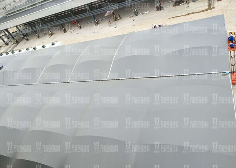 膜結(jié)構(gòu)遮陽雨棚有哪些特點(diǎn)？如何選擇合適的膜結(jié)構(gòu)遮陽棚公司？