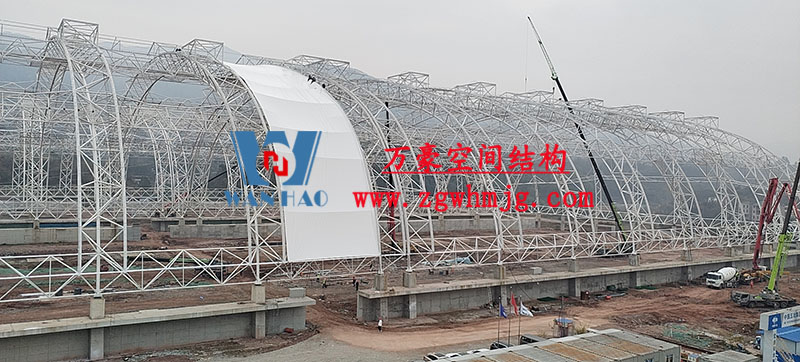 四川高興煤炭?jī)?chǔ)備基地建設(shè)項(xiàng)目鋼結(jié)構(gòu)接近尾聲，膜結(jié)構(gòu)開始安裝