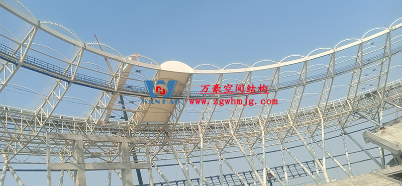 襄陽奧體中心膜結(jié)構(gòu)工程鋼結(jié)構(gòu)接近尾聲，膜結(jié)構(gòu)開始安裝