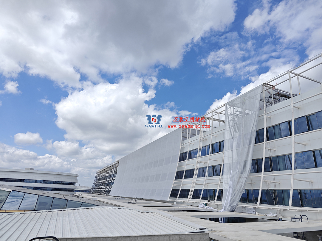 聚焦工程高質(zhì)量建設(shè)，這個(gè)網(wǎng)格織物幕墻正在施工安裝中