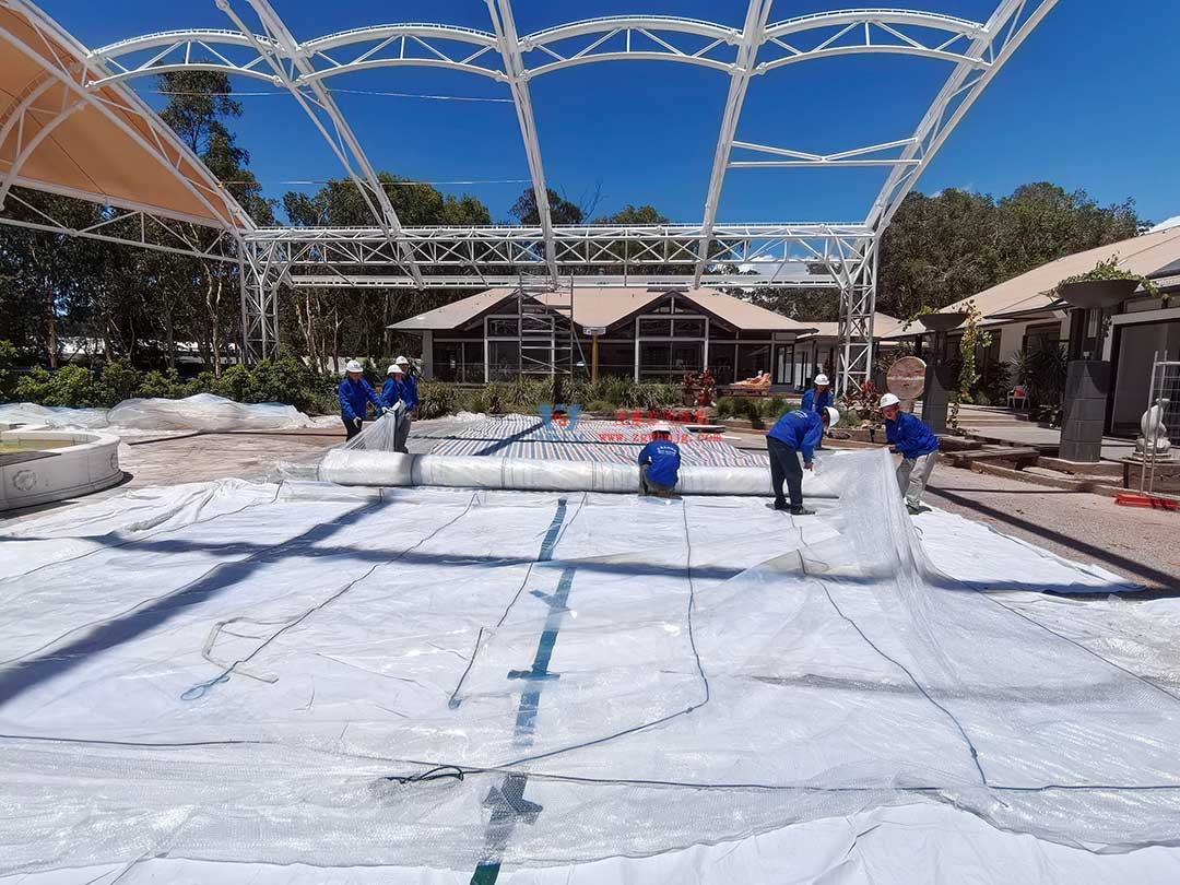 跨越山海的建筑新章！澳大利亞噴泉廣場(chǎng)天幕張拉正酣，雙膜科技賦能莊園建筑