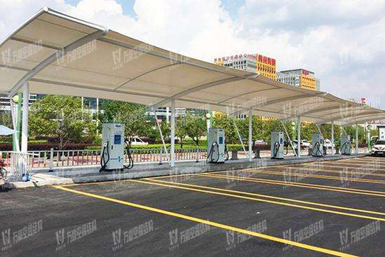 充電樁膜結(jié)構(gòu)車棚有什么特點(diǎn)？為何如此受歡迎？