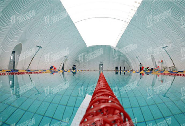 充氣膜游泳館好用嗎？充氣膜結(jié)構(gòu)游泳館有哪些優(yōu)點特點？