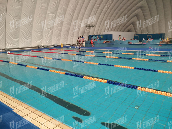 充氣膜游泳館好用嗎？充氣膜結(jié)構(gòu)游泳館有哪些優(yōu)點特點？